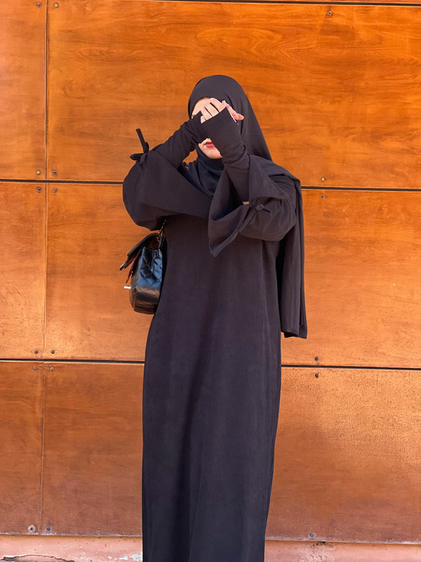 Robe Amira — Noir Intense Élégance